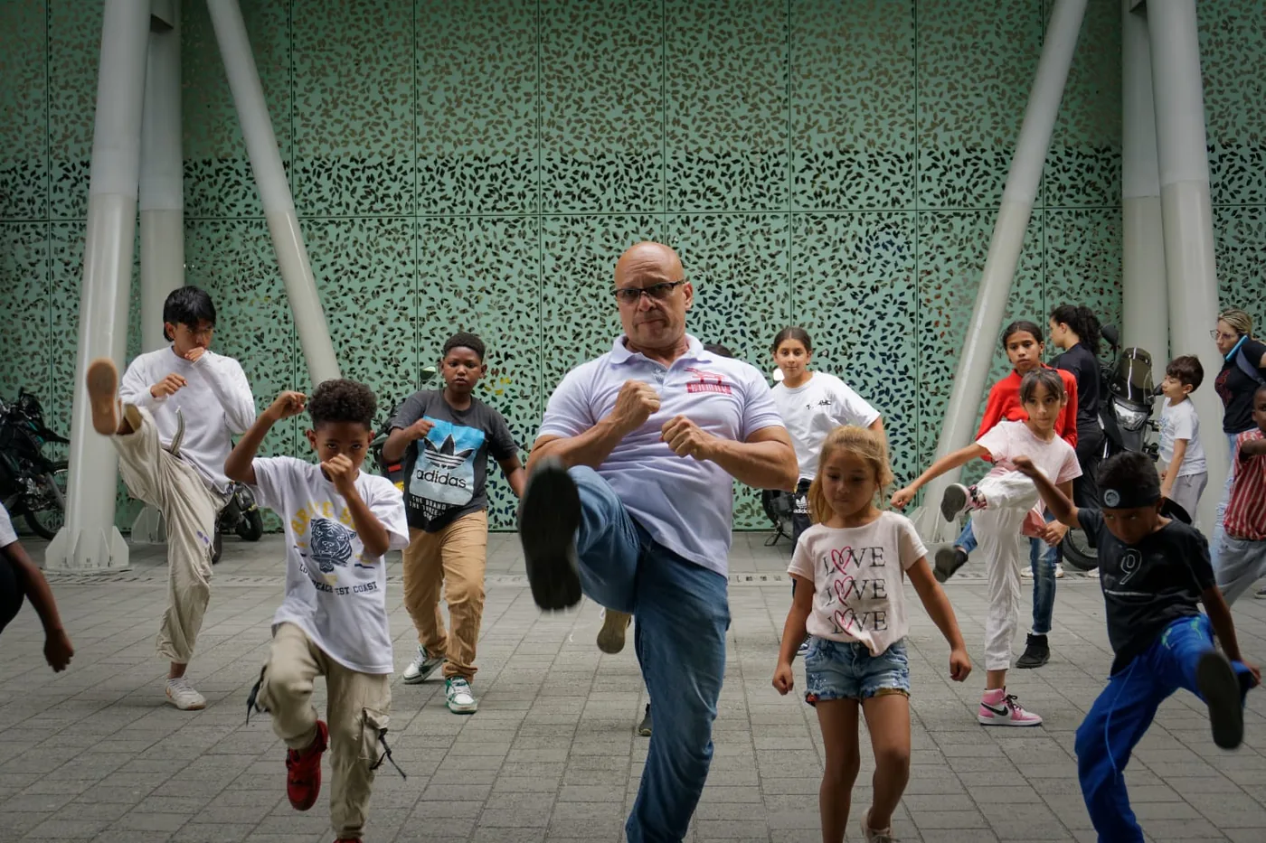 Maestro Jair Díaz practicando con niños en Medellín